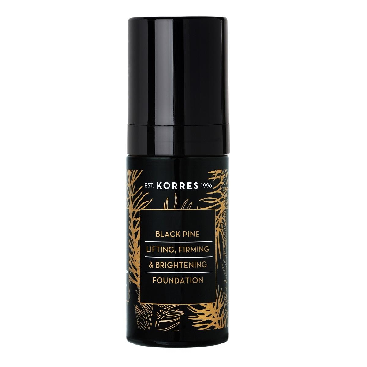 image_121974_1 Schwarze Flasche Korres Black Pine Lifting, Firming & Brightening Foundation mit goldenen Verzierungen auf weißem Hintergrund.