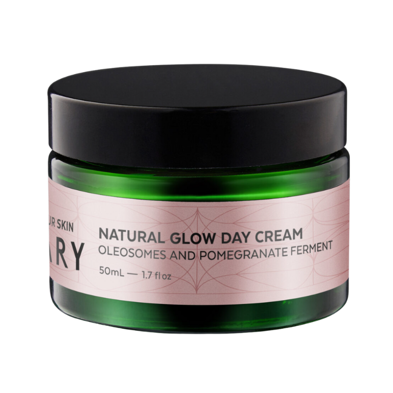 VOTARY Natural Glow Day Cream, 50ml, mit Oleosomen und Granatapferment in grünem Glasbehälter mit schwarzem Deckel.