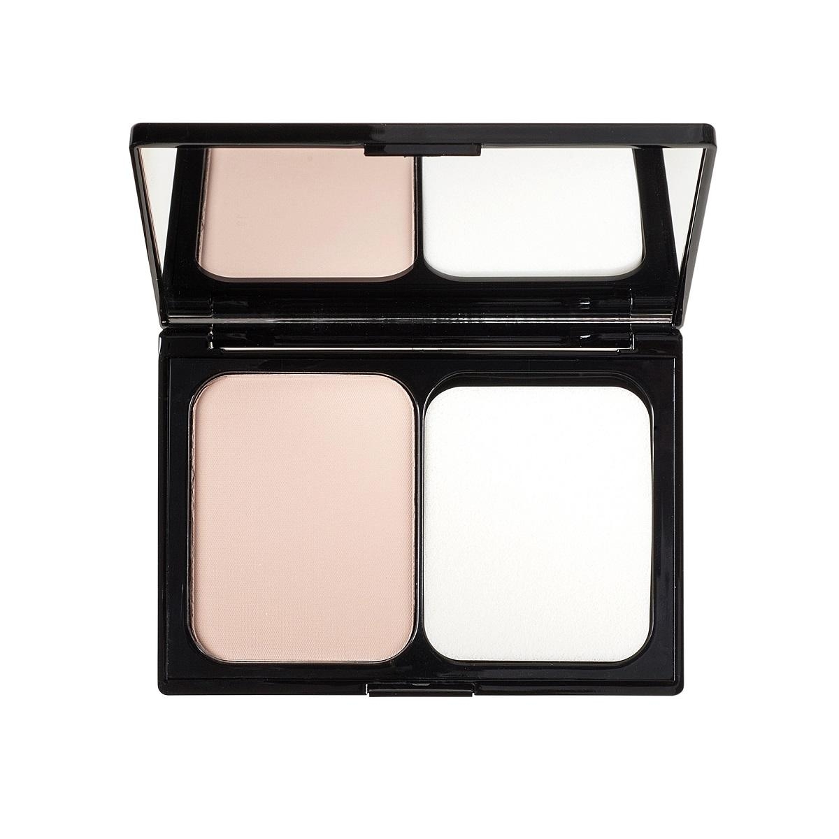 Offene Puderdose mit zwei Fächern, eines mit beigem Puder und das andere mit weißem Puder, vor weißem Hintergrund.