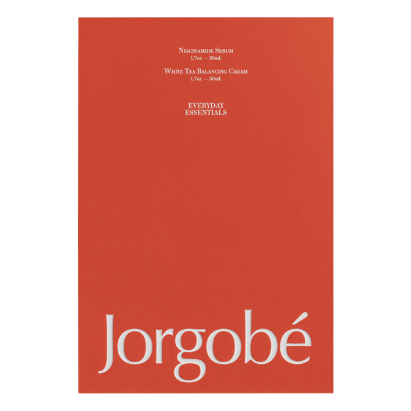 Everyday-Essentials Rotes Produktbild von Jorgobé mit Niacinamid Serum und White Tea Balancing Cream, beschriftet mit 'Everyday Essentials'.