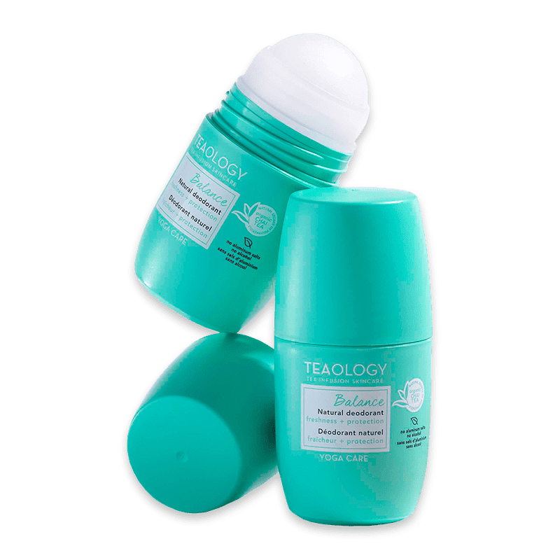 teaol_optimized-balance-deo Zwei türkisfarbene TEAOLOGY Balance Deodorant-Roller mit geöffnetem und geschlossenem Deckel auf weißem Hintergrund.