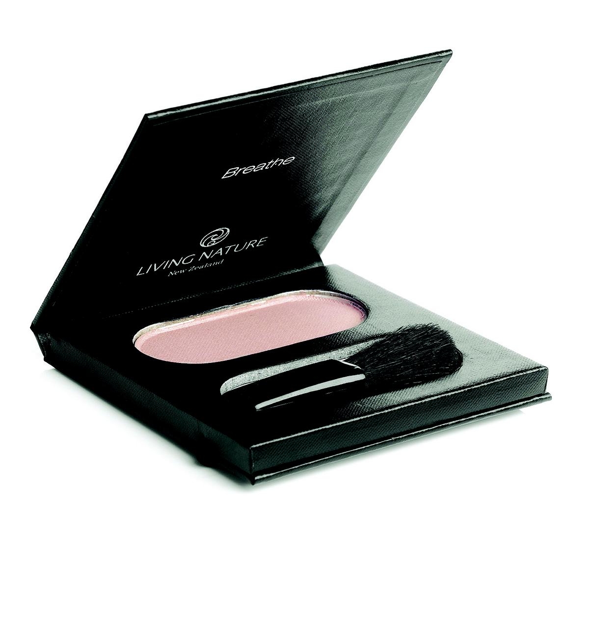 Ein offenes schwarzes Etui mit rosa Rouge und einem kleinen Pinsel von Living Nature.