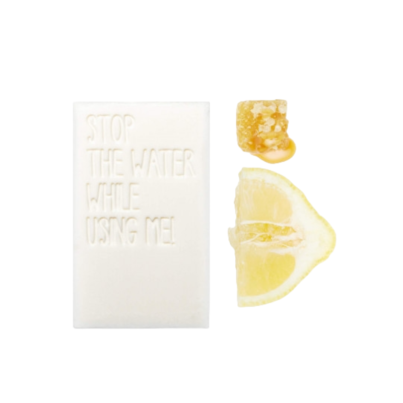 STOP THE WATER WHILE USING ME! All Natural Lemon Honey Bar Soap neben Zitronenscheibe und Honigstück.