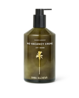 aeiypbfvbycxhipre3oq Flasche 'No Vacancy Creme' von Raw Alchemy für Hand und Körper mit schwarzem Pumpspender und goldener Blume auf grünem Hintergrund.