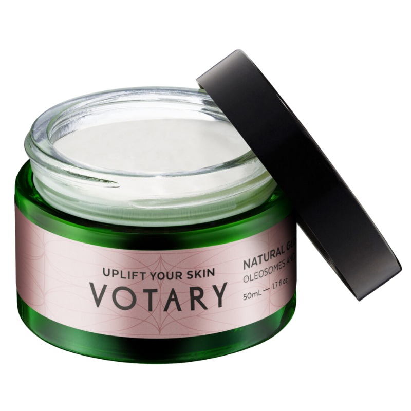 VOTARY Natural Glow Day Cream, 50ml, mit Oleosomen und Granatapferment, in einem grünen Glasbehälter mit schwarzem Deckel.