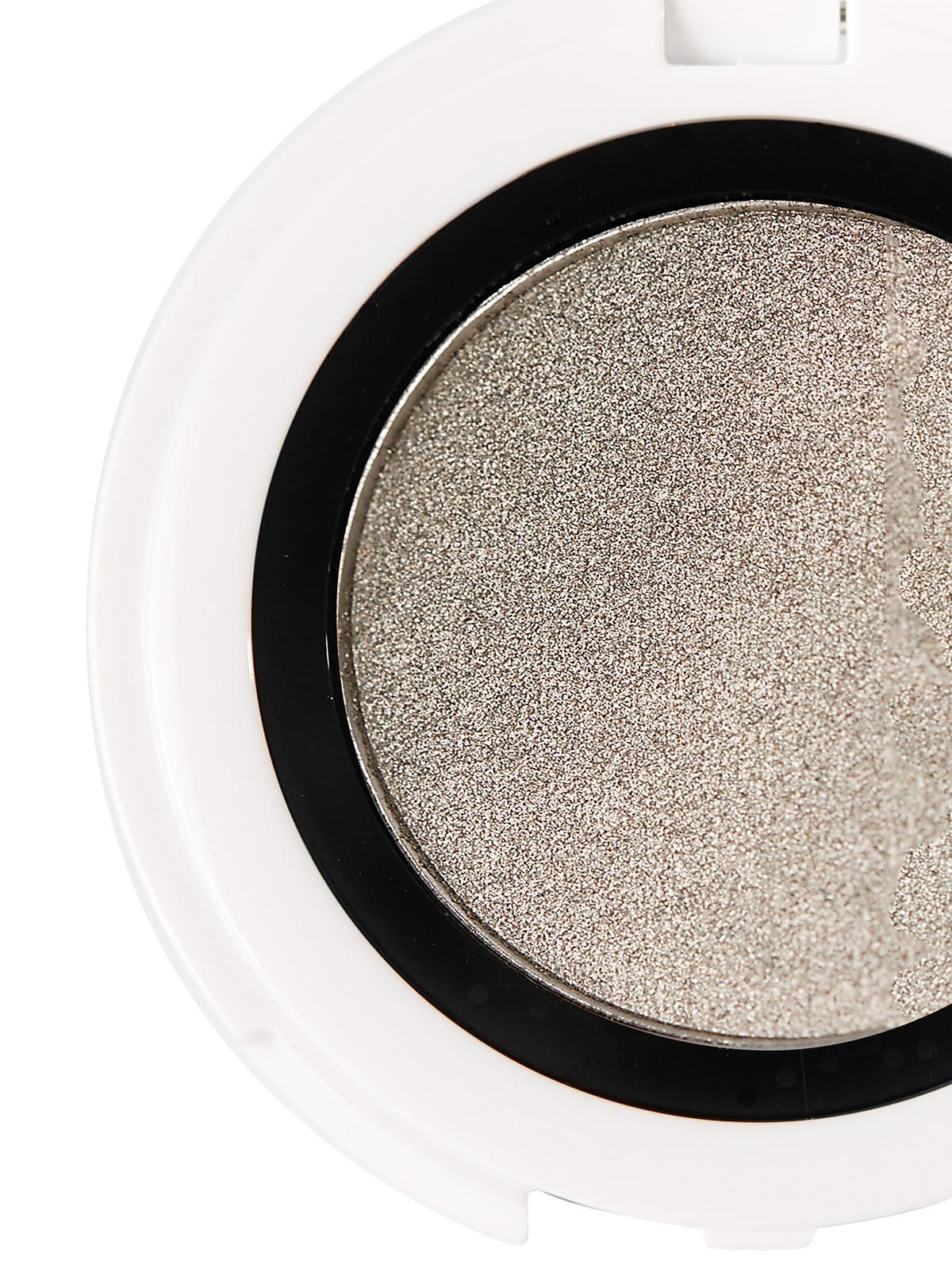Nahaufnahme eines silbernen Lidschattens in einer runden, weißen Verpackung.
