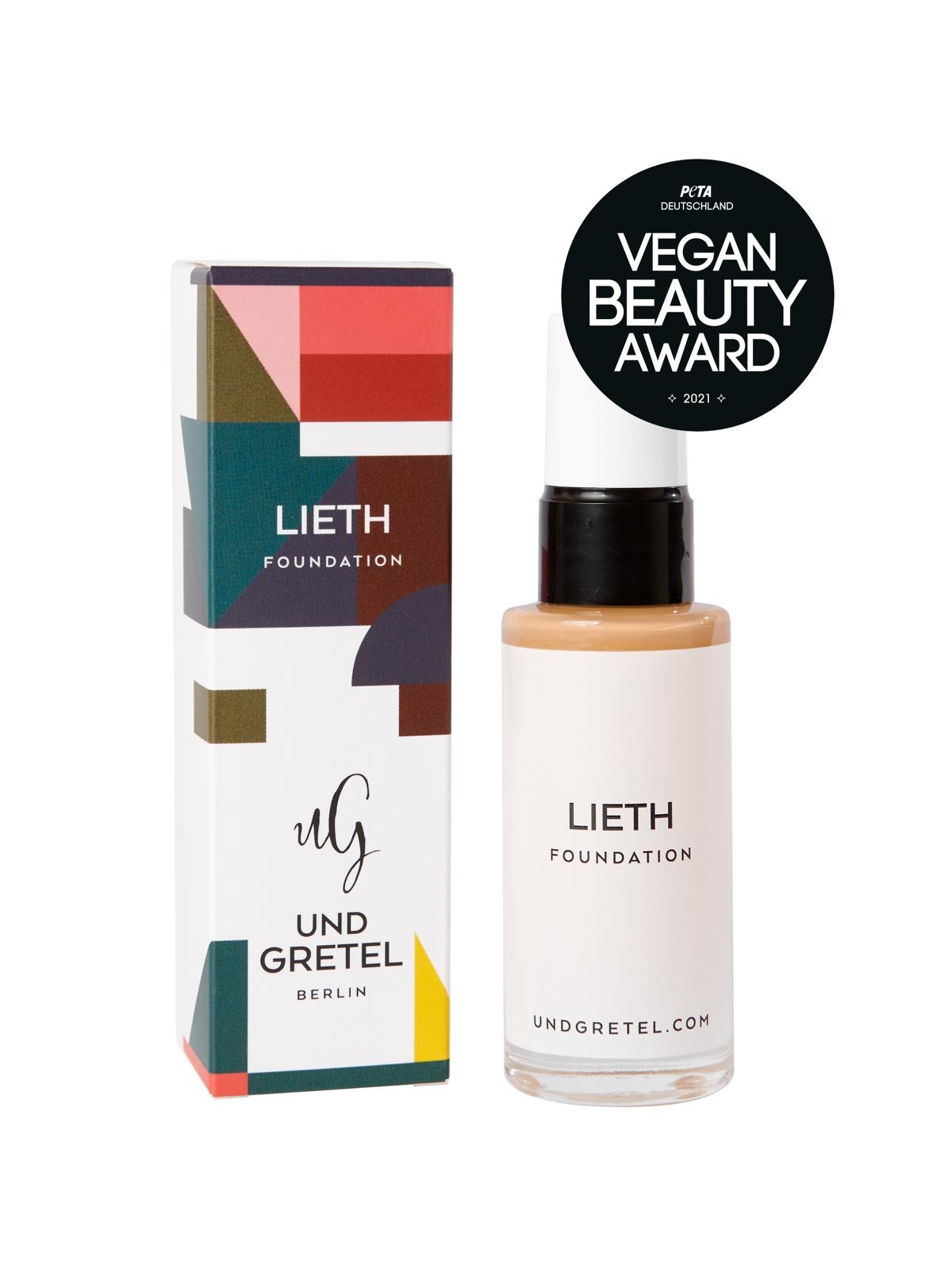 Und Gretel Lieth Foundation in Flasche neben Verpackung, ausgezeichnet mit dem Vegan Beauty Award 2021.