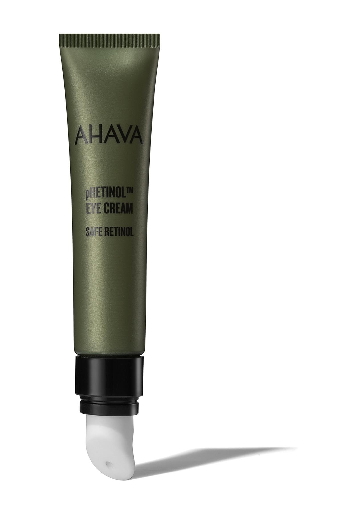 image_120913_3 Grüne Tube mit AHAVA Retinol Augencreme, Safe Retinol, auf weißem Hintergrund.