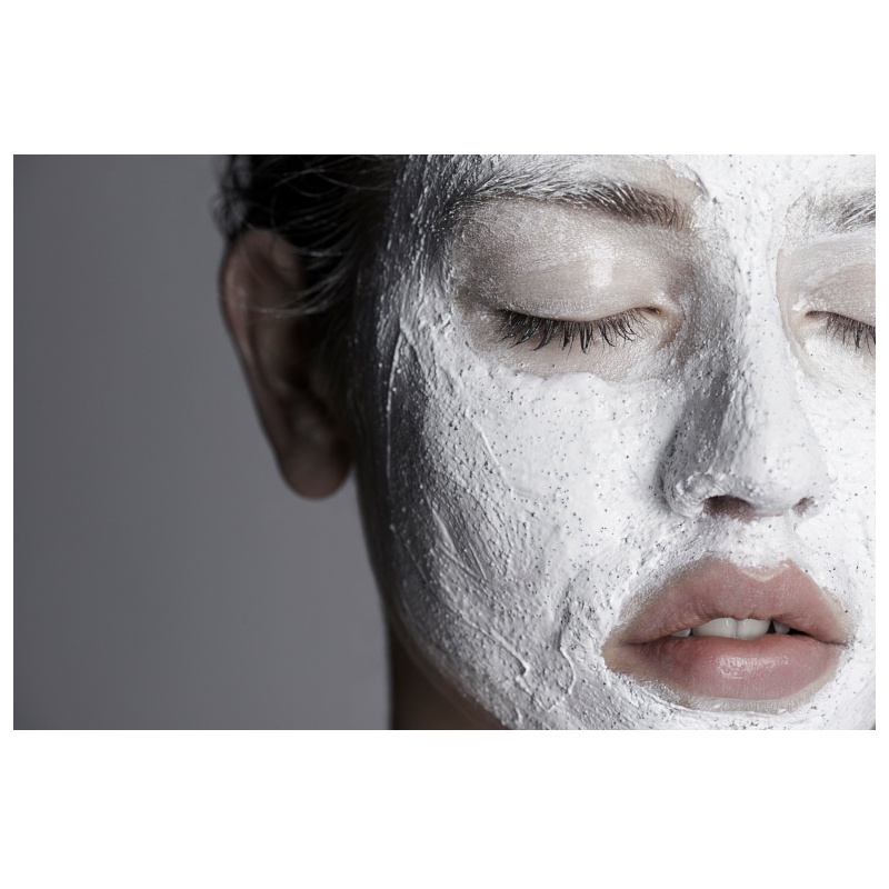 C799DDBD-D2A5-4C3E-BB4D-C0B9B325F0BD Nahaufnahme eines Gesichts mit geschlossenen Augen, das mit einer weißen Gesichtsmaske bedeckt ist.