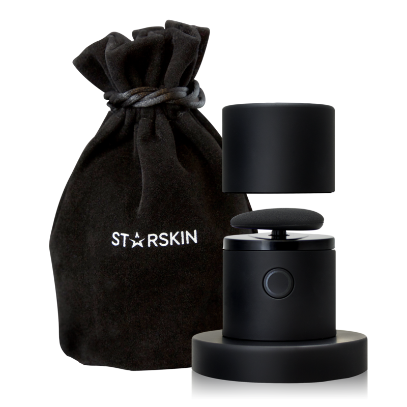 SSD601A_EAN7640164570419_STARSKIN-R-Artist-FX-TM-USA-power-plug-type-A_2 Schwarzer STARSKIN Artist FX Applikator mit schwarzem Samtbeutel im Hintergrund.