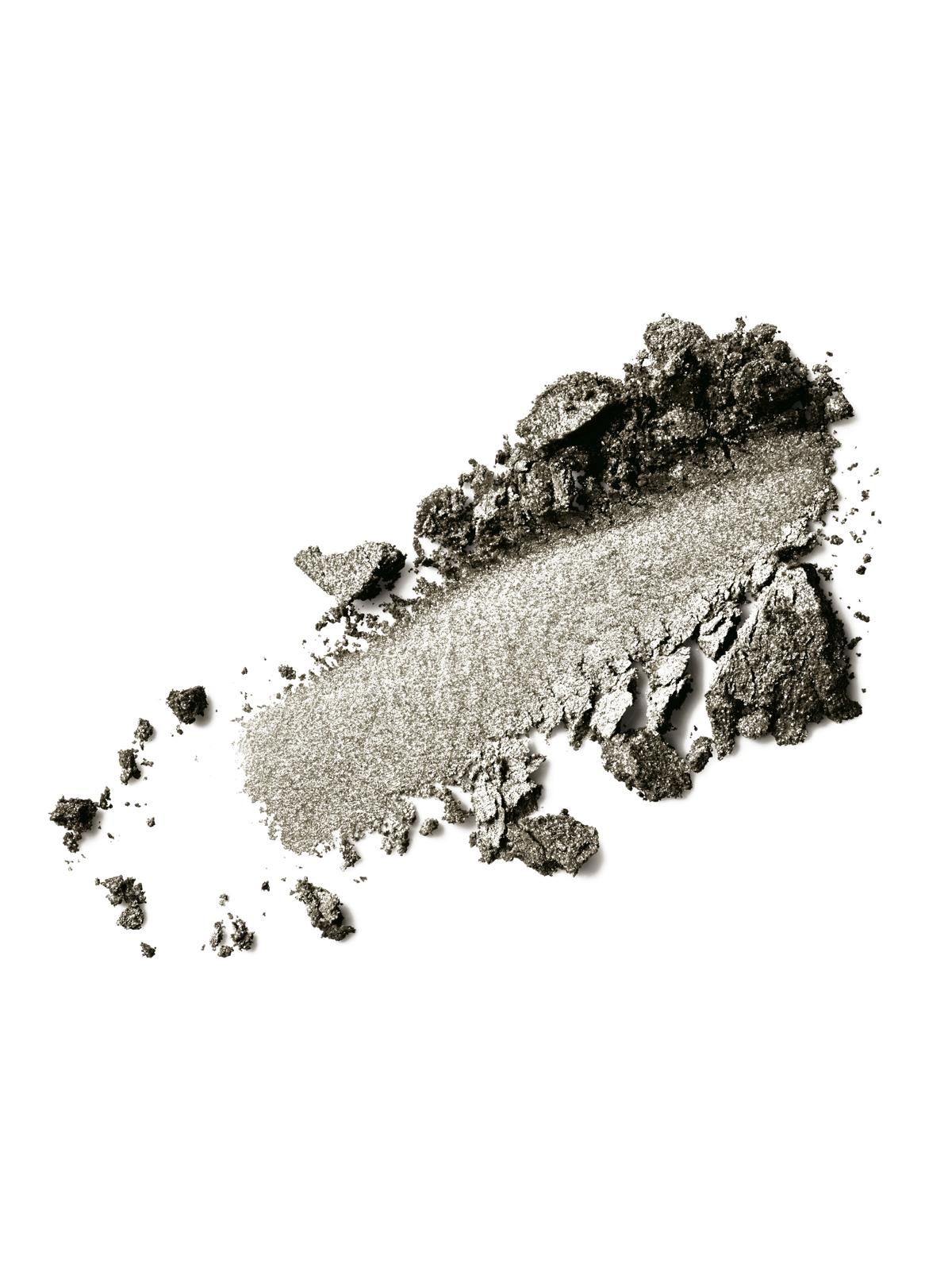 Zerbröselter silberner Lidschatten auf weißem Hintergrund.
