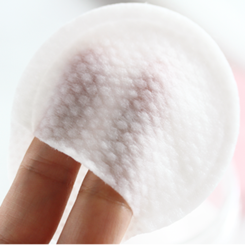 SST074_EAN7640164573175_STARSKIN-R-VIP-7-Second-Luxury-All-Day-Mask-TM-5-Pack_4 Nahaufnahme einer Hand, die ein weißes, strukturiertes Kosmetikpad hält.