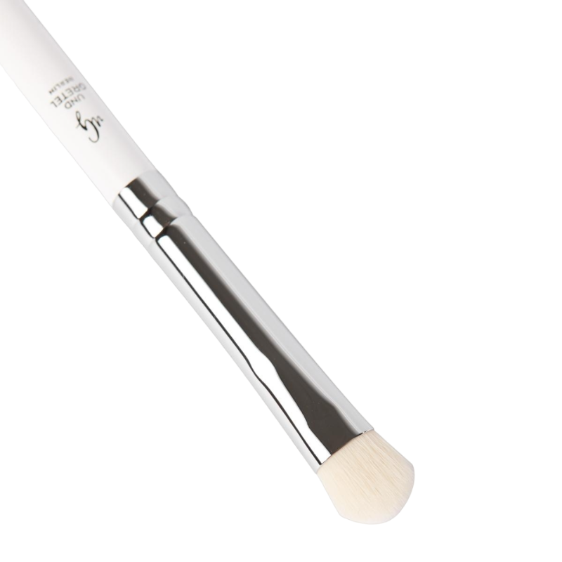 UND-GRETEL-DIENEN-EYE-SOFT-BRUSH-3_3 Ein weißer Schminkpinsel mit silbernem Griff und weichen Borsten von UND GRETEL.