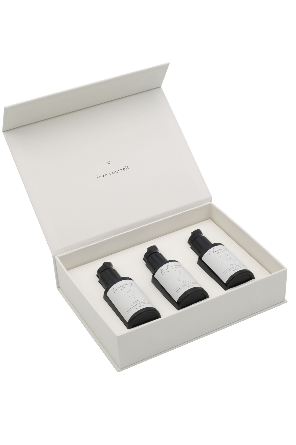 Offene weiße Box mit drei schwarzen Flaschen, beschriftet mit 'love yourself'.