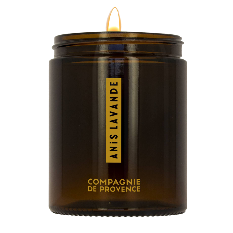 SCENTED-CANDLE-150G-ANISE-LAVENDER Braune Duftkerze in Glasbehälter mit Anis-Lavendel-Duft von Compagnie de Provence, brennend.