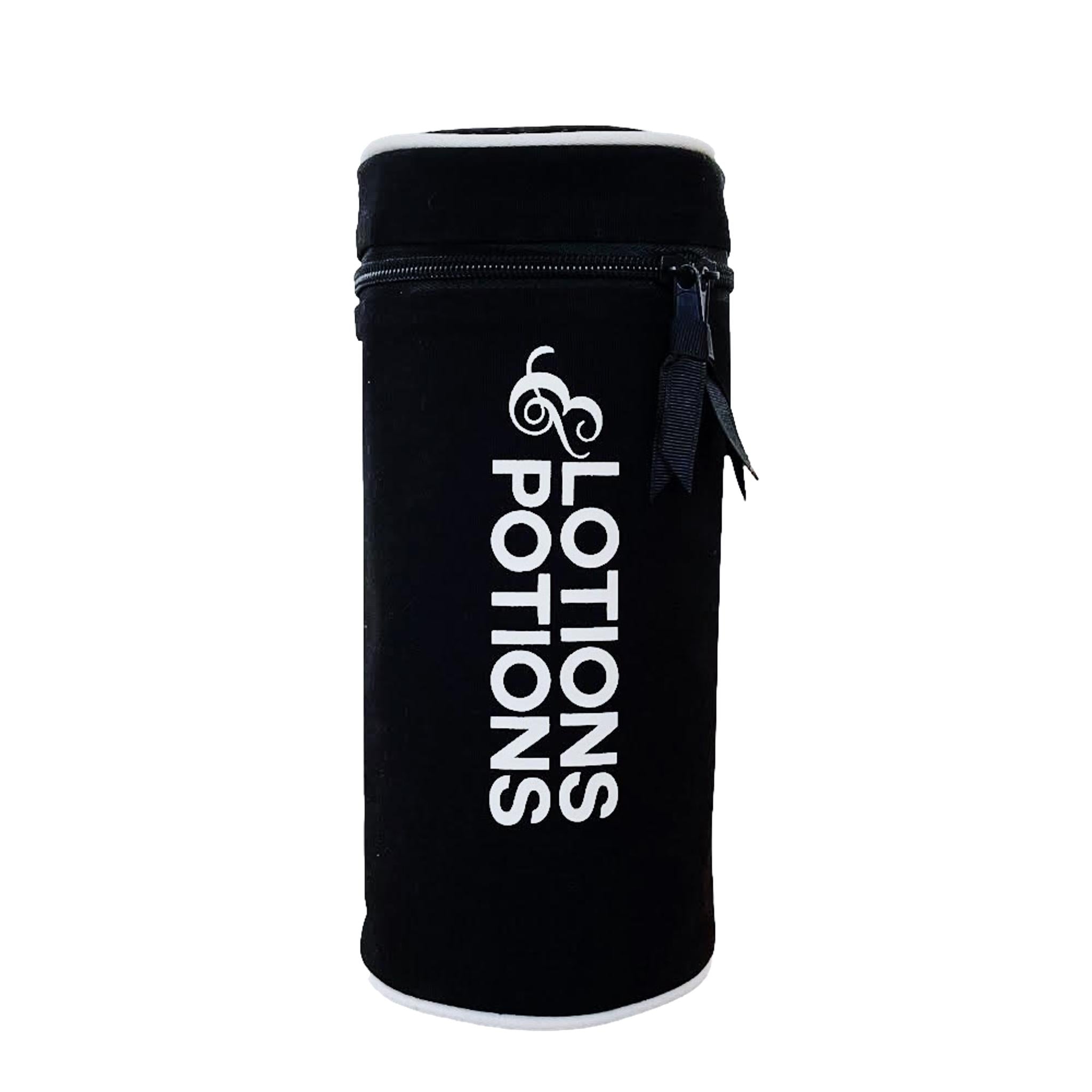 IMG_0430_1__clipped_rev_1_2048x Schwarze Tasche mit Reißverschluss und der Aufschrift 'Lotions & Potions' in weißer Schrift.