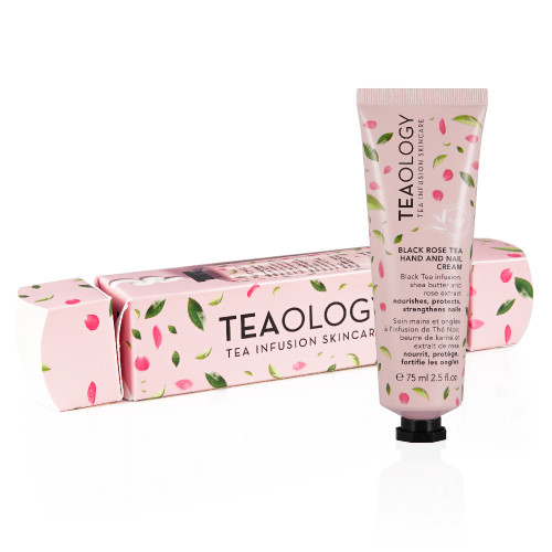 TEAOLOGY Hand- und Nagelcreme mit schwarzem Rosentee, 75 ml Tube vor der Verpackung mit rosa und grünen Blättern.