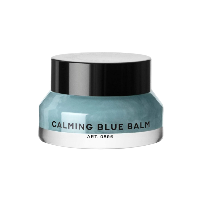 Ein Glas mit RAAW ALCHEMY Calming Blue Balm, Art. 0896, auf weißem Hintergrund.
