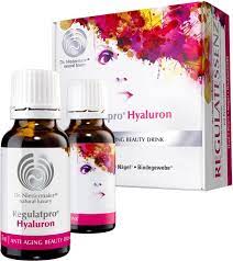 Zwei Flaschen Regulatpro Hyaluron vor einer Verpackung mit buntem Design und dem Gesicht einer Frau.