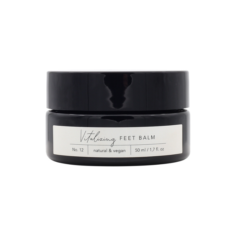 Schwarze Dose mit der Aufschrift 'Vitalizing Feet Balm No. 12, natural & vegan, 50 ml / 1.7 fl. oz'.