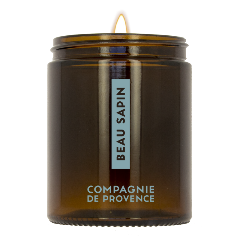 SCENTED-CANDLE-FESTIVE-PINE-LTD-EDITION Braune Duftkerze 'Festive Pine' von Compagnie de Provence, brennend.