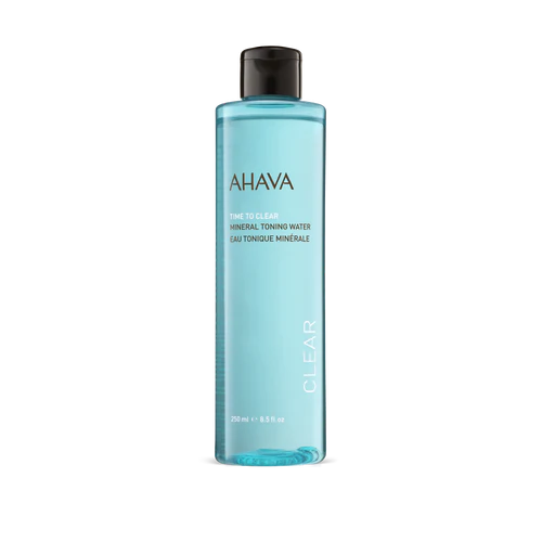 Eine Flasche Ahava Mineral Toning Water mit blauem Etikett und schwarzem Deckel, 250 ml.
